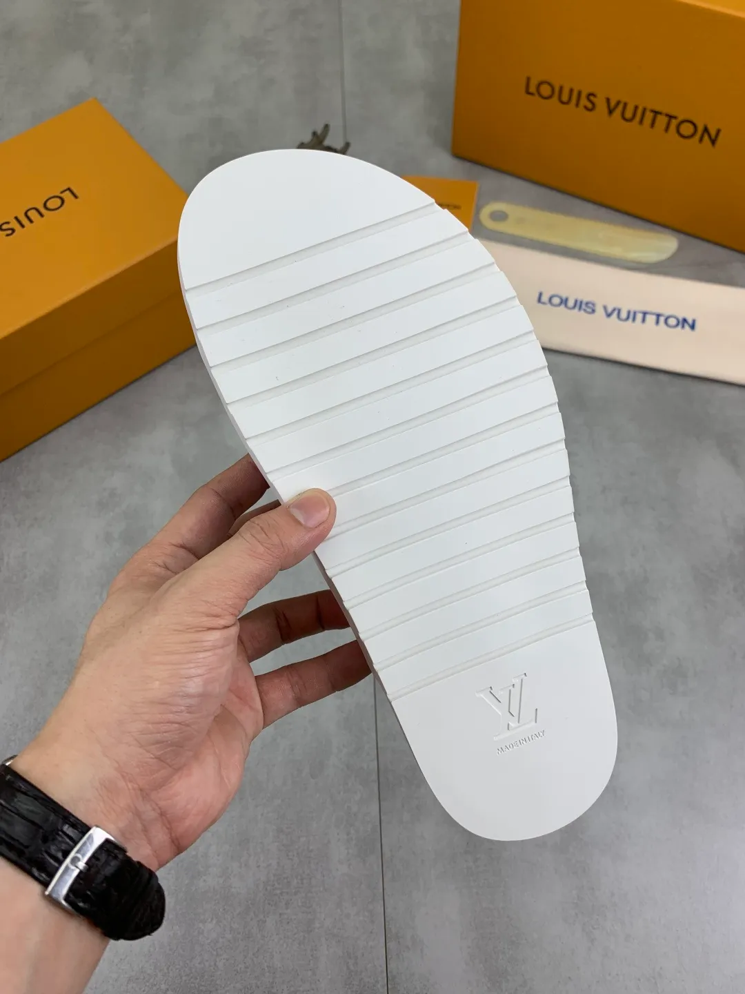 Men's shoes 💰P320💰【New style】🆘 Original quality 【LOUIS VUITTON】The popular Louis Vuitton LV men's slippers on the official website are on sale simultaneously! Original fabric imported from Italy, original factory special supply, code number: 38-44 (45 customized), many colors available